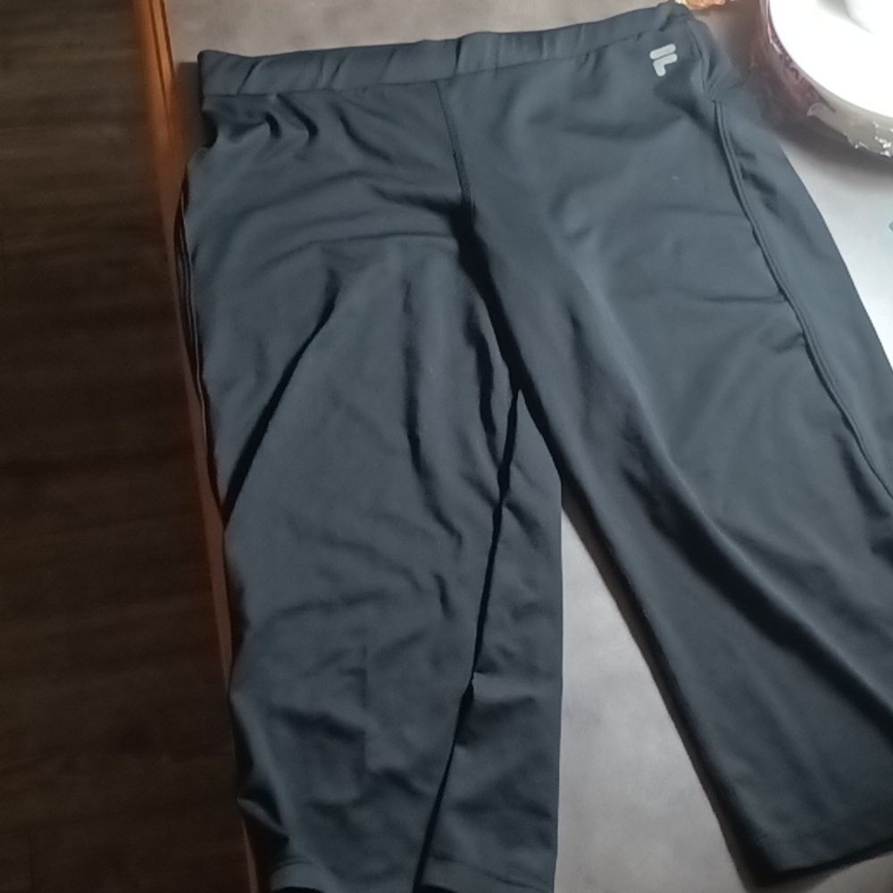 Athletic capris cut
